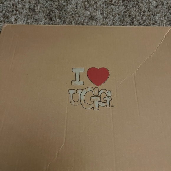 Brand New In Box UGGS BOOTS - Picture 2 of 5